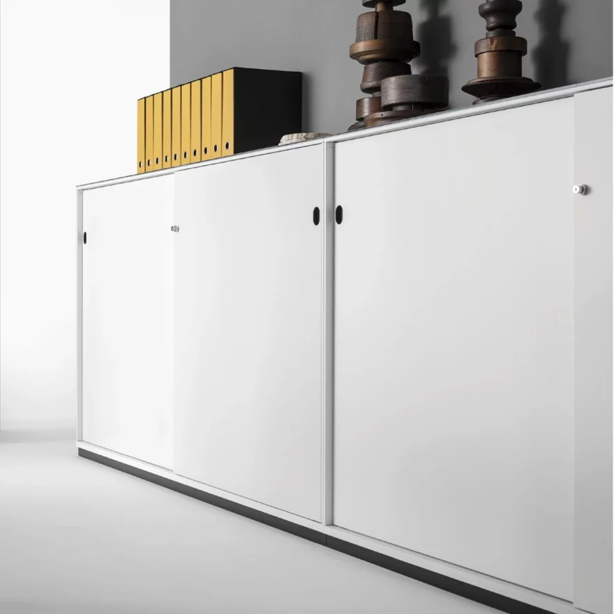 Armoire métallique blanche à portes coulissantes avec serrure