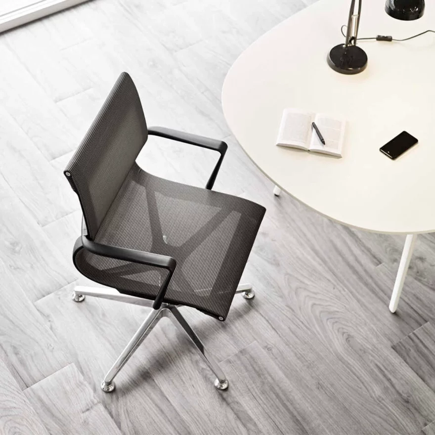 Chaise Luma noire assise et dossier résille