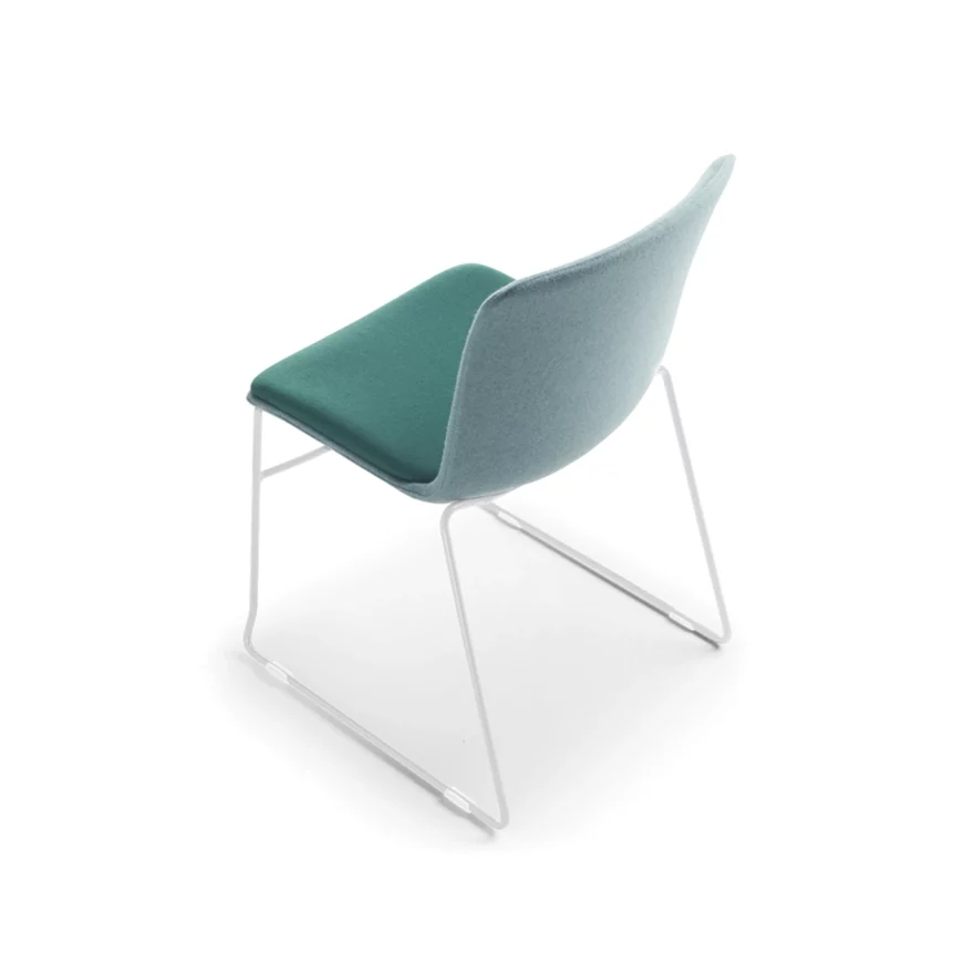 Chaise Glove entièrement tapissée tissu et pieds métallique luge