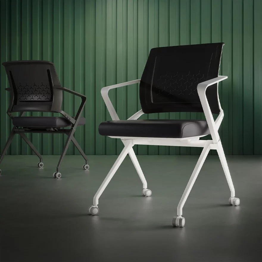 Chaises rabattables et mobiles Plys pour conférences