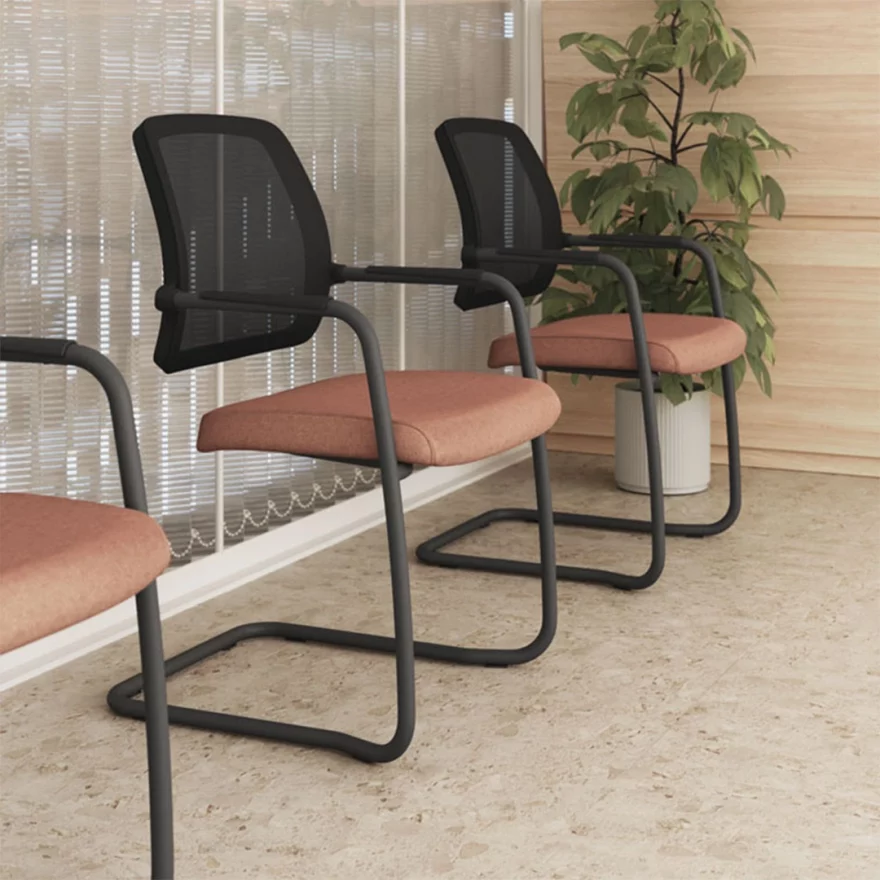 Chaise Fast avec piétement luge et dossier résille