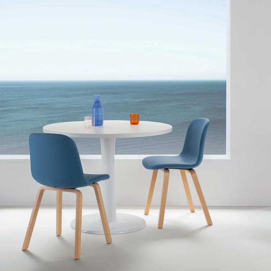 Chaise Lora tissu avec piétement bois de hêtre