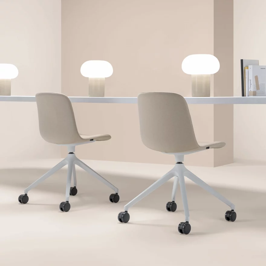 Chaise Lora pivotante sur roulettes