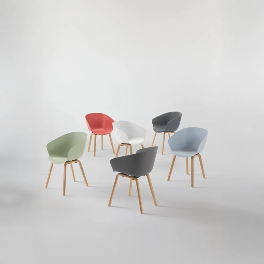 Chaise Stay en polypropylène avec piétement bois de hêtre